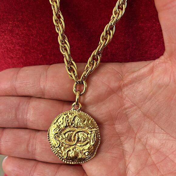 CHANEL Gold plated CC LOGOS Round Vintage Chain Elegant Necklace Pendant - Picture 7 of 12